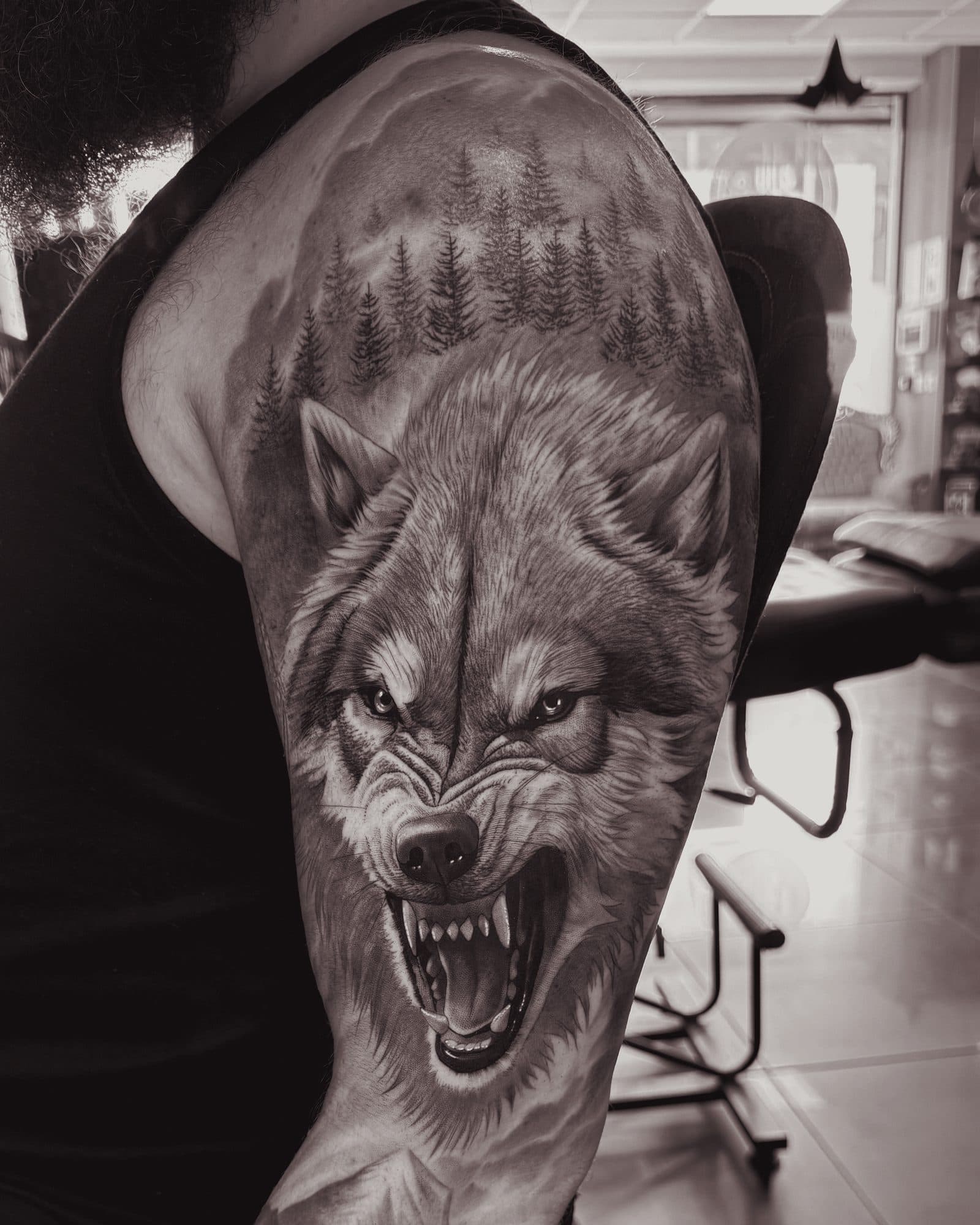 Manchette réaliste représentant un loup